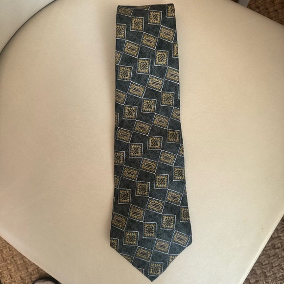 Metropolitan Museum Of Art Silk Tie - Picture 6 of 12